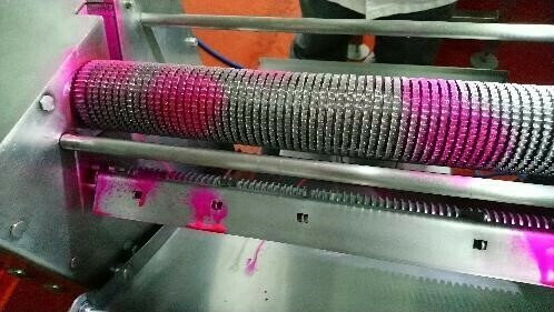 Figura 3. Aplicación del TBF300 para detectar presencia de biofilms en superficies de una industria cárnica. El producto se adhiere selectivamente a la matriz del biofilm.