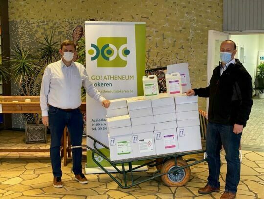 Schenking van ontsmettingsmiddelen aan school