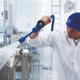 Operator foam cleaning in food industry